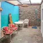Casa 2 QUARTOS a 500M da RUA DAS PEDRAS, em condomínio c VAGA, portaria 24HS